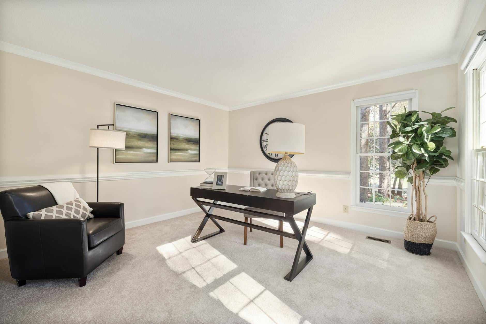 Jasny kącik do pracy w salonie z nowoczesnymi meblami i dekoracjami