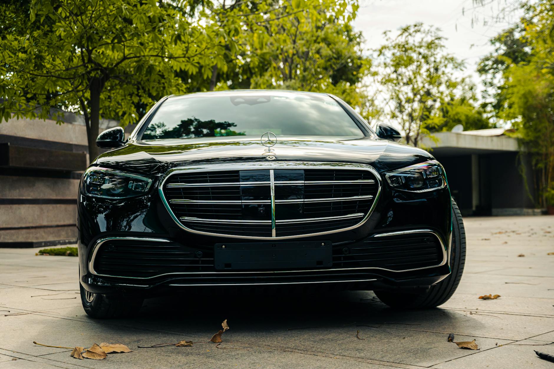 Czarny Mercedes klasy premium sfotografowany od przodu w plenerze