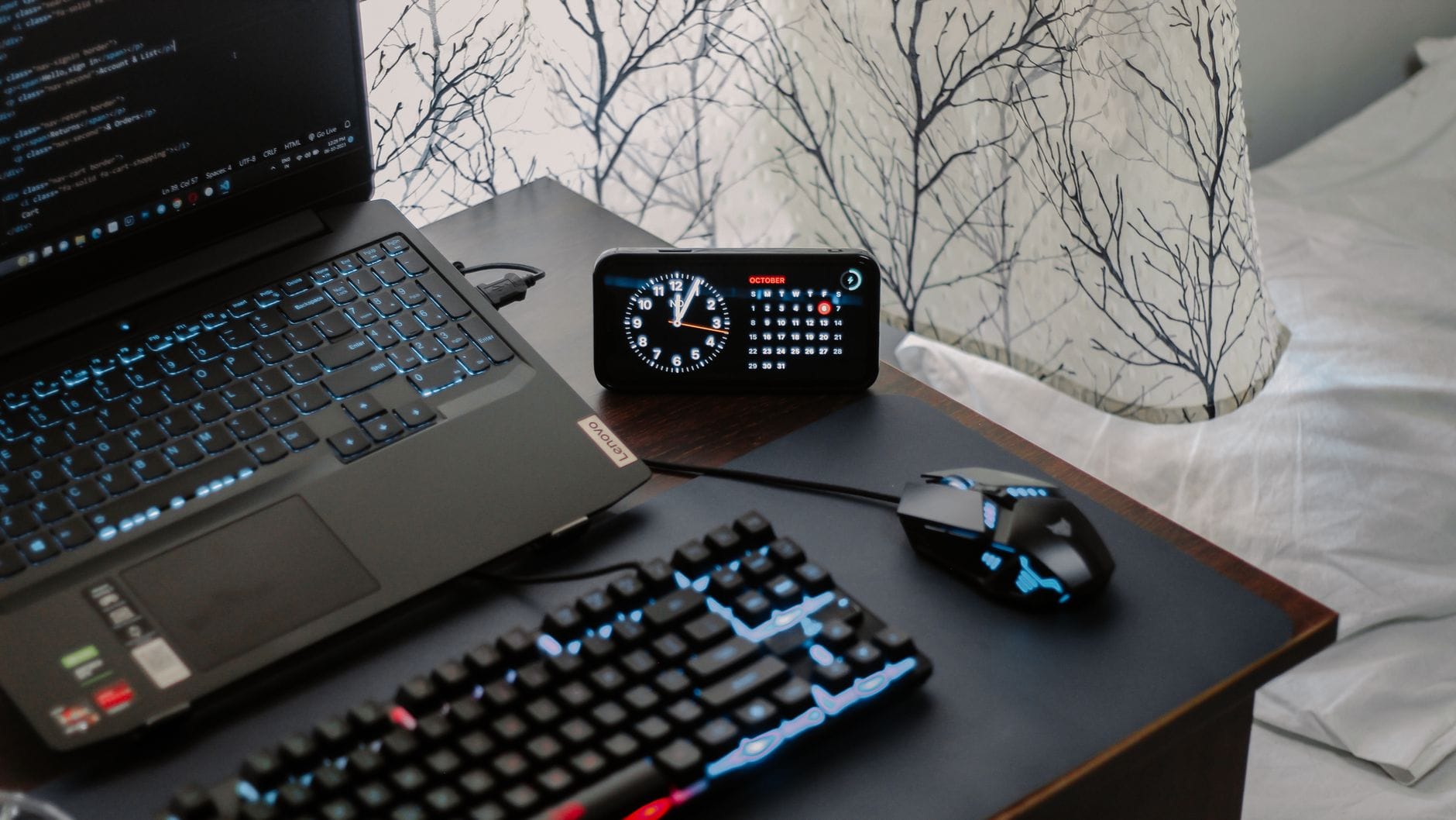 Nowoczesne biurko z laptopem, zegarem cyfrowym i myszką gamingową