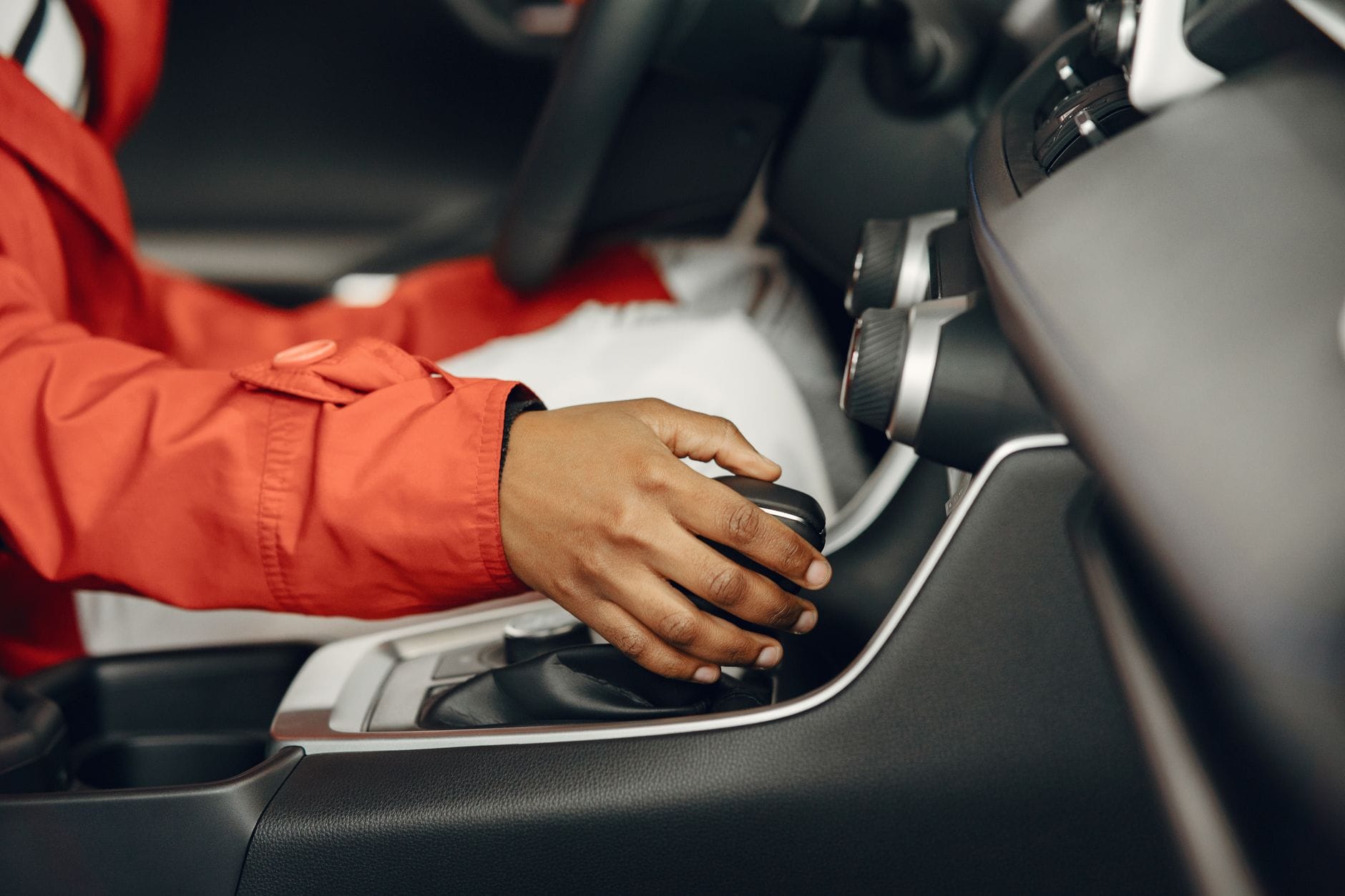 Jak dbać o samochód z automatyczną skrzynią biegów: praktyczny poradnik dla początkujących kierowców Dłoń kierowcy na dźwigni automatycznej skrzyni biegów w aucie