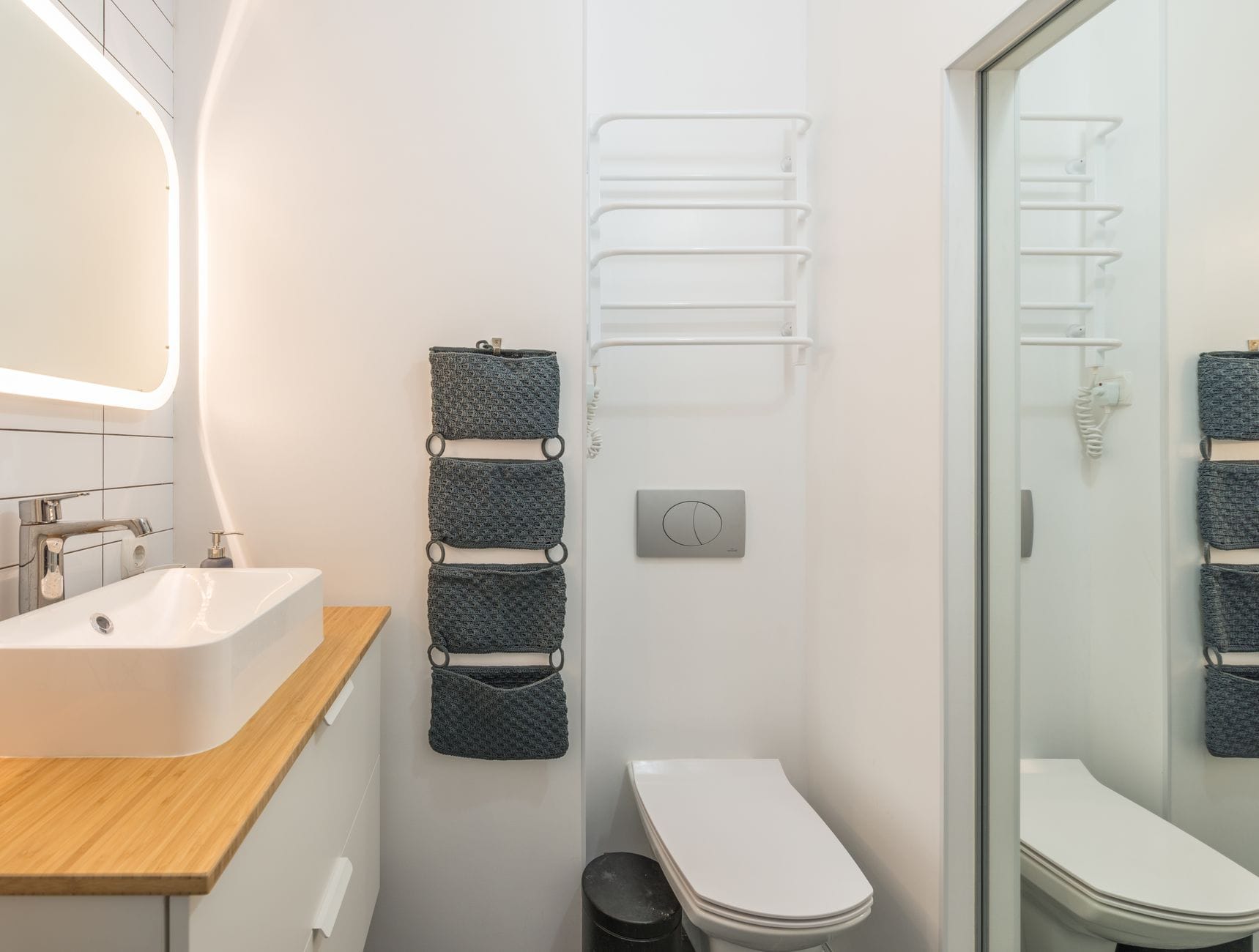 Zabudowa nad pralką i WC jak zyskać dodatkowe schowki w małej łazience